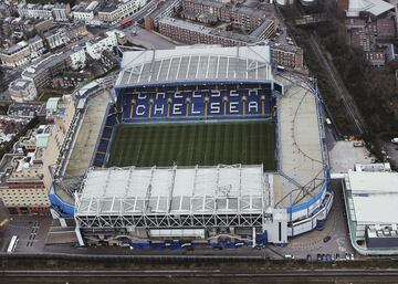 El estadio donde juega el Chelsea como local. Fundado en 1877 para otro equipo londinense, el Fulham, la negativa de éste a utilizar dicho escenario propició la creación del London Athletics Clubs, un equipo alternativo para que se pudieran utilizar, hasta que Henry Mears refundó el mencionado equipo con el nombre de Chelsea Football Club. Desde entonces ha tenido varias remodelaciones, siendo la última en la década de los 90. Pertenece a Chelsea Pitch Owners, una organización sin ánimo de lucro que posee la plena propiedad del Stamford Bridge y los derechos del nombre del Chelsea Football Club, y que tiene 21.000 accionistas. El Madrid lo pisará por primera vez en competición europea el próximo 5 de mayo. Ah, y es más pequeño que el Di Stéfano: 103x67 mientras que el de Valdebebas mide 105x68...