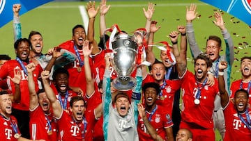 FILE PHOTO: Soccer Football - Champions League - Final - Bayern Munich v Paris St Germain - Estadio da Luz, Lisbon, Portugal - August 23, 2020 Bayern Munich&#039;s Manuel Neuer with teammates celebrate with the trophy after winning the Champions League, a