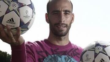 <b>PRETENDIDO. </b>Borja Valero posa con dos balones sobre el césped.