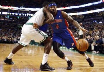 Josh Smith (6) ante Jeff Green (8) en el Detroit Pistons - Boston Celtics.