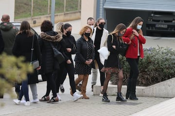 Laia, madre de Bruna Casademunt y familia durante el funeral de Álex en Mataró