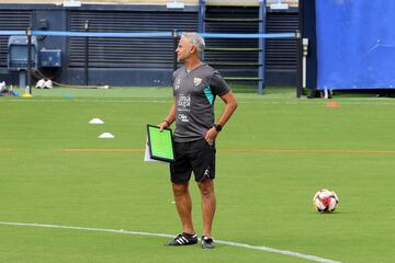 El técnico, con su eterna libreta bajo el brazo.