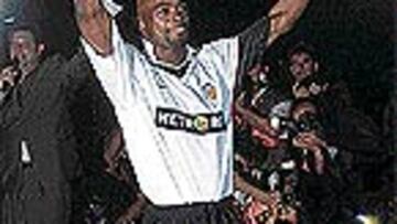 <B>DICE ADIÓS</b>. Angloma quiere despedirse de su afición en su último partido con el Valencia.