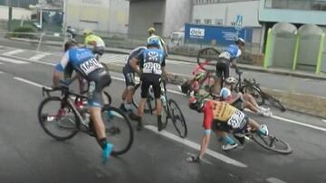 Mikel Landa se fue al suelo en un accidentado d¨ªa en Getxo