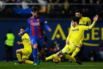 Manu Trigueros entra a Andre Gomes durante el Villarreal-Barcelona.