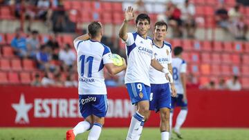 Iván Azón felicita a Vada tras transformar el penalti que el propio delantero había provocado.