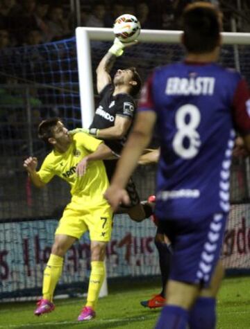 El portero del Eibar, Xabier Iruretagoiena "Irureta" detiene un balón ante el delantero argentino del Villarreal Luciano Vietto, durante el partido de la quinta jornada de la Liga de Primera División que se diputa hoy en el estadio de Ipurua de la localidad guipuzcoana de Eibar. 