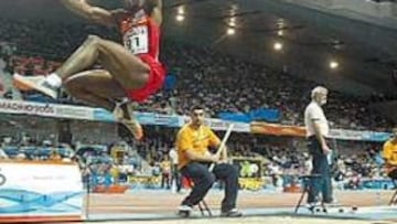 <b>PODEROSO. </b>Joan Lino realizó un salto majestuoso para alcanzar una gran marca: 8,37 metros.