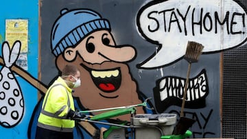 22 May 2020, Scotland, Glasgow: A man walks past coronavirus related graffiti on a wall in Glasgow after the introduction of measures to bring the UK out of lockdown. Photo: Andrew Milligan/PA Wire/dpa
 
 
 22/05/2020 ONLY FOR USE IN SPAIN