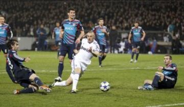 Benzema define con su pierna derecha. El balón pasará por entre las piernas de Lloris, meta del Lyon. Será el primer tanto del partido y el  gol 100 del francés en su carrera...