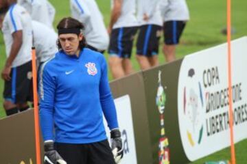 Corinthians entrenó en la tarde del martes en El Campín, bajo una permanente lluvia.  El equipo brasileño hizo trabajo defensivo en los cobros de pelota parada, previo al partido frente a Santa Fe del miércoles.