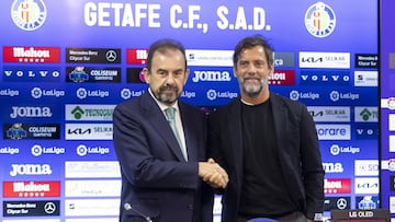 Ángel Torres y Quique Flores se dan la mano en la presentación del entrenador el pasado 6 de octubre.