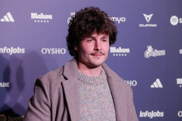 El cantante Miki Nuñez a su llegada a la alfombra roja de los premios Corona de Oro.