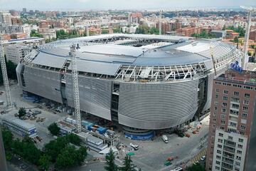 Llega el verano y con ello el parón de las competiciones y las obras de remodelación del Estadio Santiago Bernabéu avanzan a pasos agigantados. 