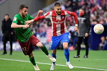 El defensor espa?ol de Granada Quini lucha por el bal¨®n con el centrocampista belga del Atl¨¦tico de Madrid Yannick Ferreira-Carrasco
