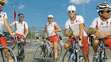 <b>BUEN ROLLO. </b>Dori Ruano, Iván Gutiérrez, Joane Somarriba, Alejandro Valverde e Igor González de Galdeano, ayer por las carreteras de Atenas.