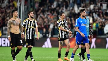 Soccer Football - Serie A - Juventus v AC Milan - Allianz Stadium, Turin, Italy - May 28, 2023 Juventus' Angel Di Maria, Leandro Paredes and teammates look dejected after the match REUTERS/Massimo Pinca