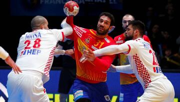 Iosu Goñi busca un pase durante un partido de la selección española de balonmano.