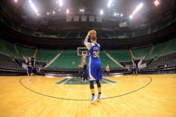 Stephen Curry entrena antes de un partido ante los Jazz en Utah.