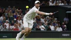 Andy Murray devuelve una bola durante su partido ante Denis Shapovalov en Wimbledon 2021.