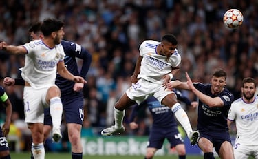 Fe ciega de la afición madridista que en las rondas anteriores vio como remontaban eliminatorias perdidas ante el PSG y Chelsea en octavos y cuartos respectivamente. Mahrez anotó en el 75 y el partido llegó al minuto 90 con el City con dos goles de ventaja. Hasta que llegó el momento de Rodrygo. El brasileño, que entró en el 70, anotó dos goles en dos minutos, 90 y 91, y mandó el partido a la prórroga. En la misma, Benzema, de penalti, anotó el definitivo 3-1 y el Real Madrid se clasificó a la final que se disputaba aquel año en París.