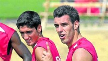 <b>UNO MÁS. </b>Álvaro Negredo, junto a José Carlos, en el entrenamiento de ayer.