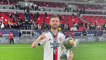 Pjanic posa con la Supercopa turca conseguida este año con el Besiktas.