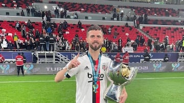 Pjanic posa con la Supercopa turca conseguida este a&ntilde;o con el Besiktas.