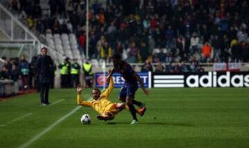 Dani Alves y Stathis Aloneftis