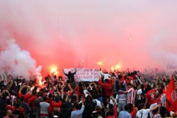 Los seguidores del Olympiacos recibieron al equipo a su llegada al aeropuerto de Atenas después de ganar su segunda Euroliga.