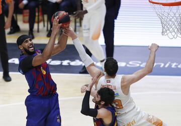 Brandon Davies, Tornike Shengelia y Álex Abrines.