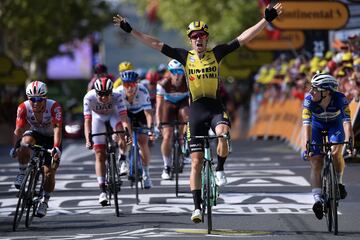 Van Aert triunfó al esprint en Albi ante Viviani. 