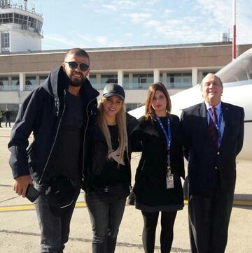 Gerard Piqué y su pareja, la cantante colombiana Shakira a su llegada a Rosario.