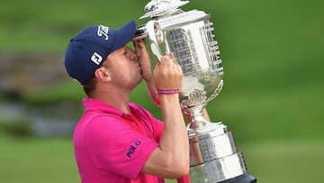 Justin Thomas besa el Trofeo Wanamaker tras proclamarse ganador del PGA Championship.