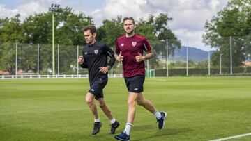 Iñigo Martínez esta mañana con Xabi Clemente.