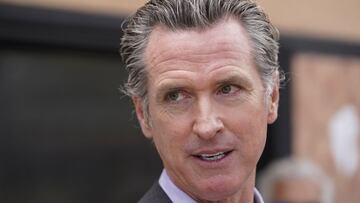 ARCHIVO - En esta foto de archivo del 3 de junio de 2021, el gobernador de California, Gavin Newsom, escucha preguntas durante una conferencia de prensa en San Francisco.