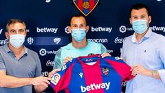 David Navarro y Manolo Salvador presentaron a Son como nuevo jugador del Levante el 1 de septiembre de 2020.