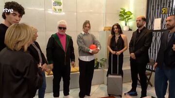 Sale a la luz cómo se gestó el sketch de ‘La Revuelta’ con Pedro Almodóvar, Estopa y Rosalía: “El tonto del bombo”