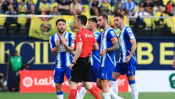 El defensa central mexicano cometió un penalti, por mano, en el partido de jornada 31 de LaLiga. Dani Parejo facturó la falta para el 2-1 transitorio a favor del ‘Submarino Amarillo’.