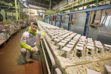 Niccolo Antonelli de Moto3 visitando una fábrica de cerámica en Scarperia, Italia.