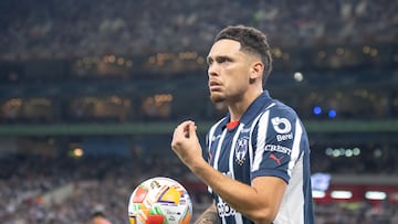 AME5690. MONTERREY (MÉXICO), 07/05/2025.- Lucas Ocampos de Monterrey reclama este miércoles, durante el partido de ida de cuartos de final del Torneo Clausura 2025 de la Liga MX entre Monterrey y Toluca, en el Estadio BBVA de Monterrey (México). EFE/Miguel Sierra