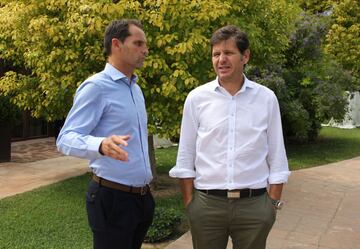 La Asociación de Futbolistas del Valencia se ha reunido este mediodía para celebrar una comida que guardaba un especial secreto. Fernando Giner, presidente de la Asociación, desveló que se había recuperado la bandera original del club confeccionada en el año 1924 y que estaba desaparecida. En la foto, Giner conversa con Alemany.


