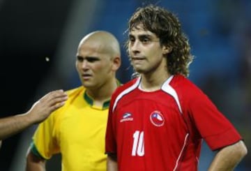 A lo anterior, se le suma la estrepitosa caída en cuartos de final ante Brasil por 6-1. Esta es una de las peores derrotas de Chile en Copa América. En la imagen, el lamento de Jorge Valdivia, uno de los implicados en el acto de indisciplina bautizado como 'Puerto Ordazo'.