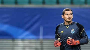 El guardameta del FC Oporto Iker Casillas calienta durante un entrenamiento en Leipzig