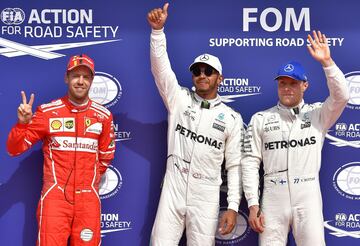 Lewis Hamilton, celebrando su pole, junto a Sebastian Vettel y Bottas en el pódium.