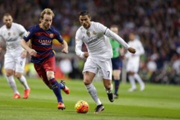 El delantero portugués del Real Madrid, Cristiano Ronaldo, perseguido por el centrocampista croata del FC Barcelona Ivan Rakitic.