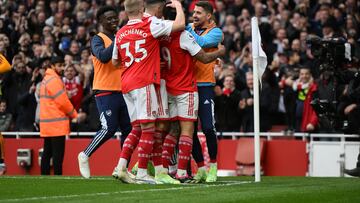 London (United Kingdom), 01/04/2023.- Gabriel Jesus of Arsenal FC celebrates with team mates after scoring a penalty goal during the English Premier League soccer match between Arsenal London and Leeds United in London, Britain, 01 April 2023. (Reino Unido, Londres) EFE/EPA/Daniel Hambury EDITORIAL USE ONLY. No use with unauthorized audio, video, data, fixture lists, club/league logos or 'live' services. Online in-match use limited to 120 images, no video emulation. No use in betting, games or single club/league/player publications