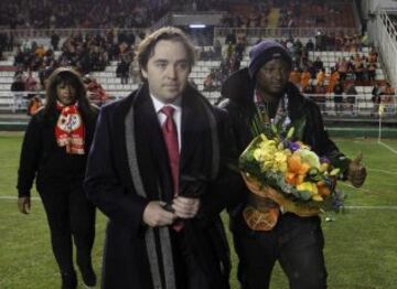 Los familiares del ex-portero rayista Wilfred Agbonavbare, fallecido hace unos días, colocó un ramo de flores en su recuerdo en un una de las porterias del estadio de Vallecas.