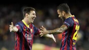 Messi celebra uno de sus goles con Alves.