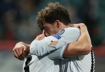 Goretzka se abraza a Pavard y su camiseta revienta.